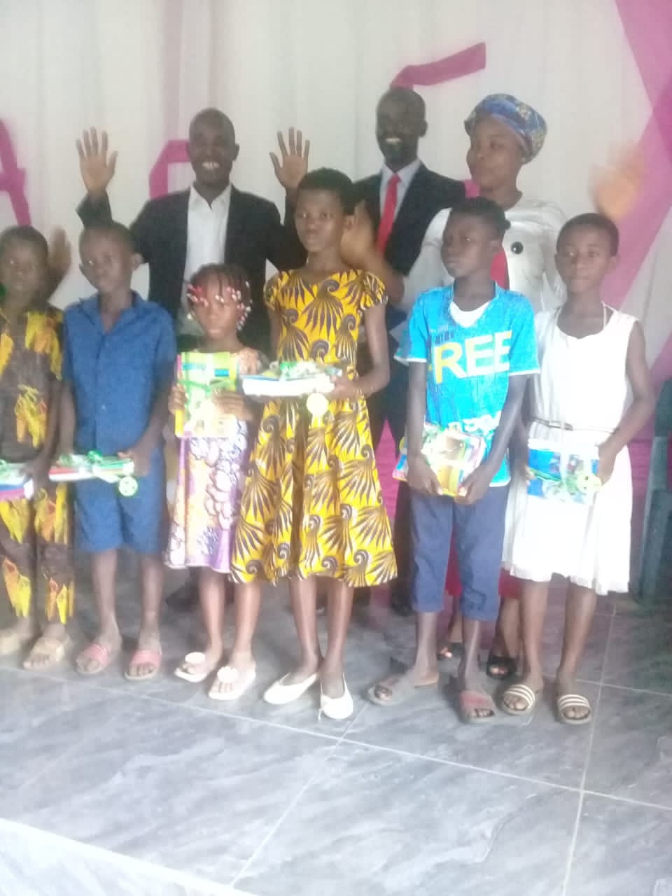 Distribution de kits scolaires à Abidjan